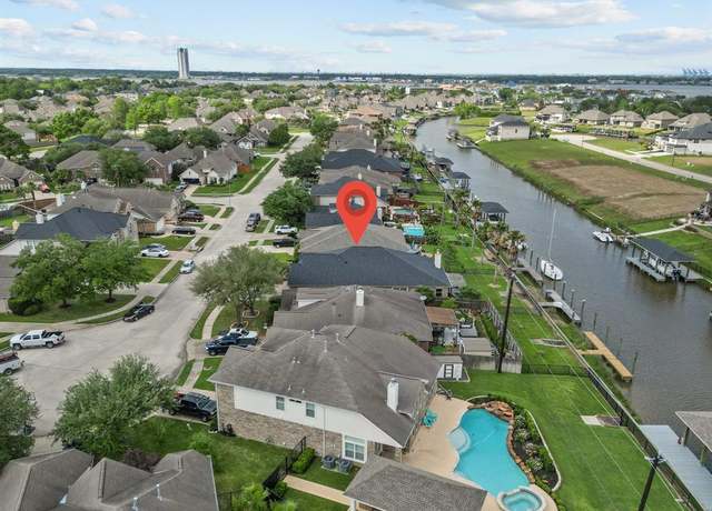 Property at 430 Twin Timbers Ln, Kemah, TX 77565, 4 beds, 2 baths