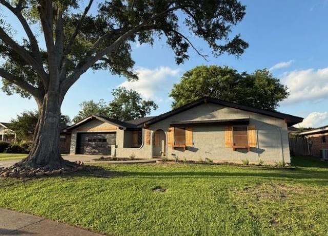 Property at 674 Meadowgreen Dr, Port Neches, TX 77651, 4 beds, 2.5 baths