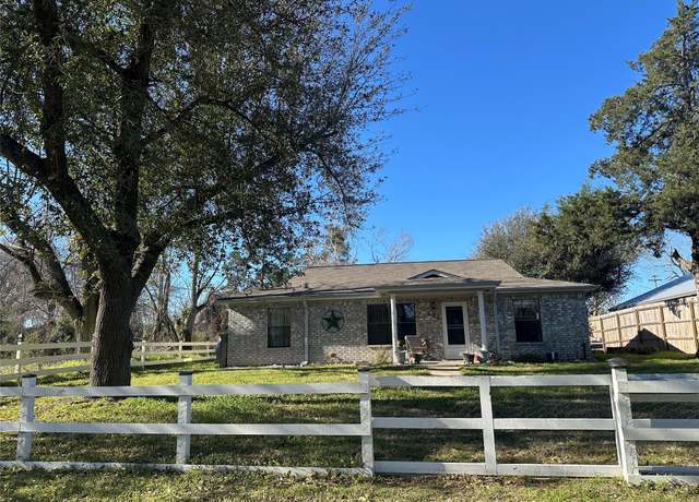 Property at 410 E Division St, Jewett, TX 75846, 3 beds, 2 baths