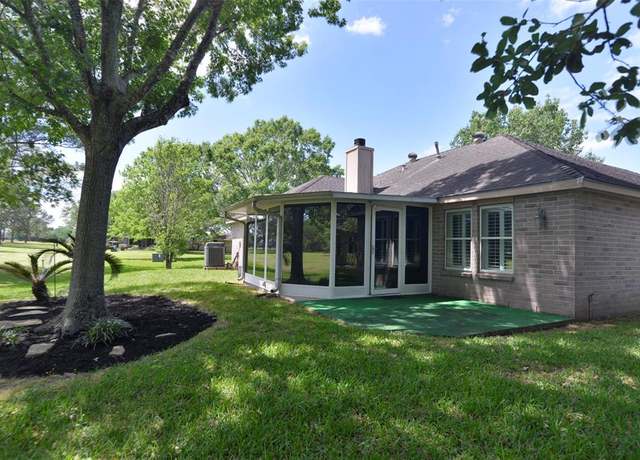 Property at 810 Birchview Ct, Pearland, TX 77584, 3 beds, 2 baths