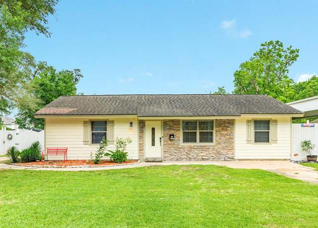 Property at 327 Oak Dr, Lake Jackson, TX 77566, 4 beds, 3 baths