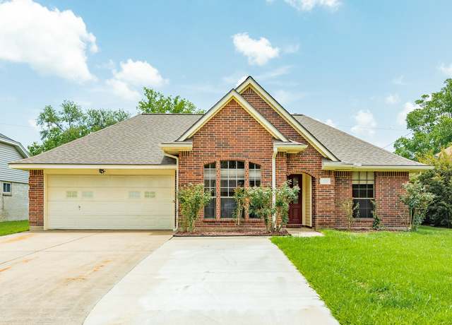 Property at 21 Alexander Ct, Angleton, TX 77515, 3 beds, 2 baths