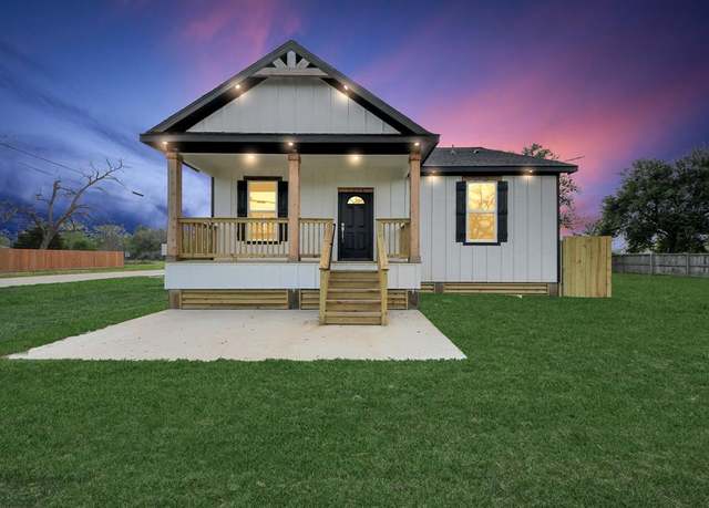 Property at 2718 Ave F St, Dickinson, TX 77539, 3 beds, 2 baths