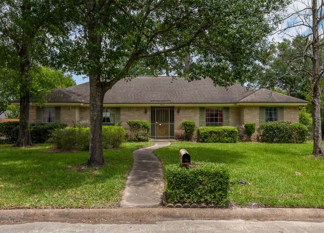 Property at 2812 Fairway Dr, Orange, TX 77630, 4 beds, 2.5 baths