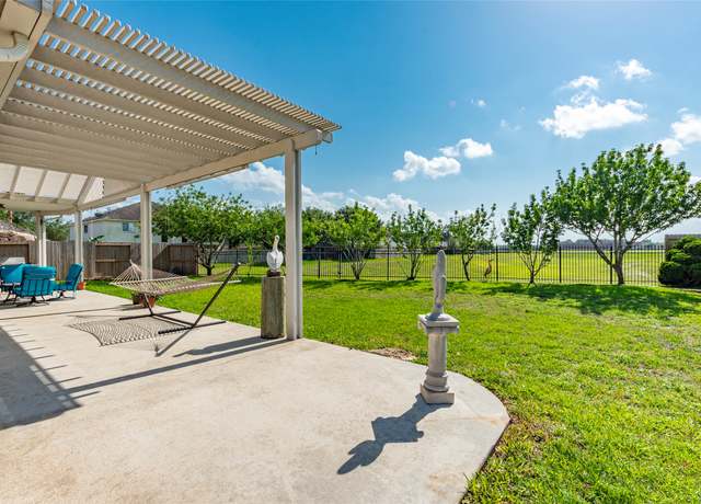 Property at 3004 Macoma Ave, Pearland, TX 77581, 4 beds, 3.5 baths