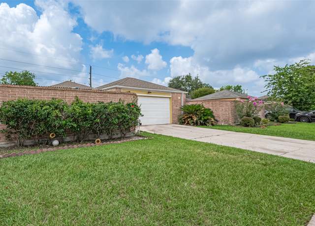 Property at 16007 Camino Del Sol Dr, Houston, TX 77083, 3 beds, 2 baths
