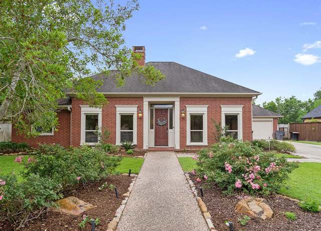 Property at 2800 Hillcrest Dr, Bay City, TX 77414, 3 beds, 2.5 baths
