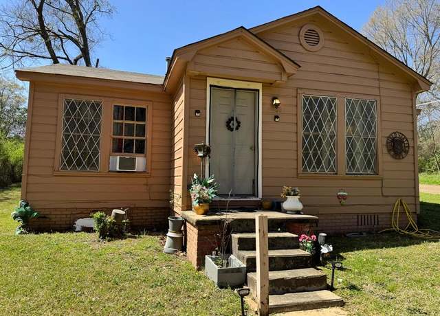 Property at 300 State St, Daingerfield, TX 75638, 2 beds, 1 bath
