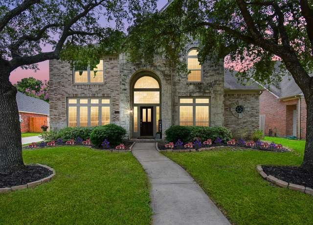 Property at 2006 Waters Edge Ct, Pearland, TX 77584, 4 beds, 3.5 baths