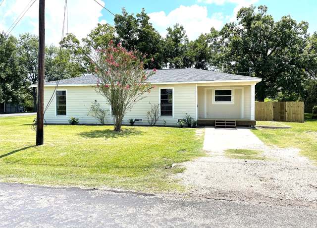 Property at 230 E New York St, Brazoria, TX 77422, 4 beds, 2 baths