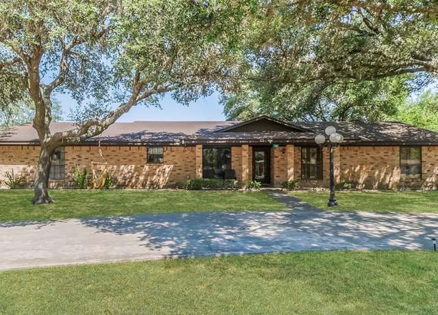 Property at 506 Kahn St, Hallettsville, TX 77964, 3 beds, 2.5 baths