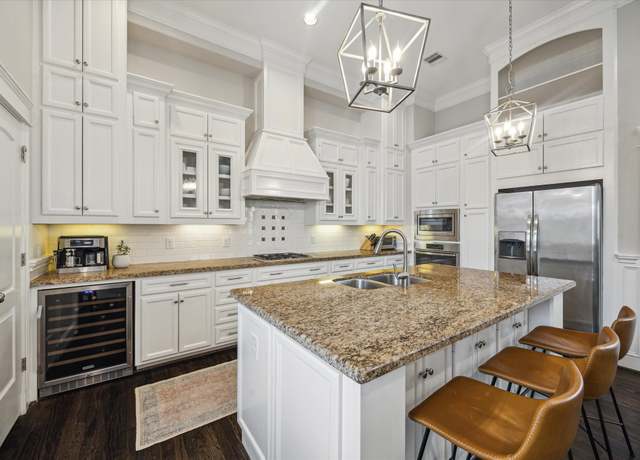 Property at 1431 W 25th St, Houston, TX 77008, 3 beds, 3.5 baths
