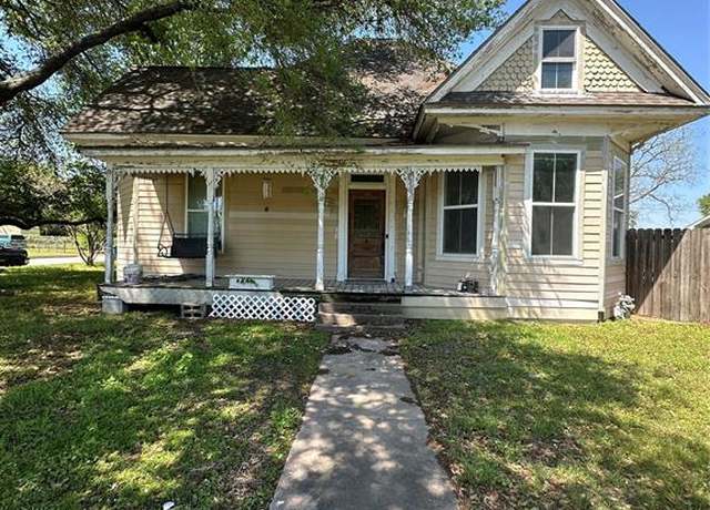 Property at 1045 8th St, Hempstead, TX 77445, 6 beds, 3 baths