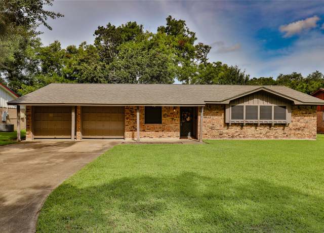 Property at 609 Sycamore St, Lake Jackson, TX 77566, 3 beds, 2 baths