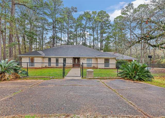 Property at 40 River Oaks St, Dayton, TX 77535, 4 beds, 3 baths