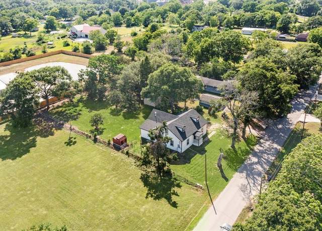 Property at 813 Nelson St, Sealy, TX 77474, 4 beds, 2.5 baths