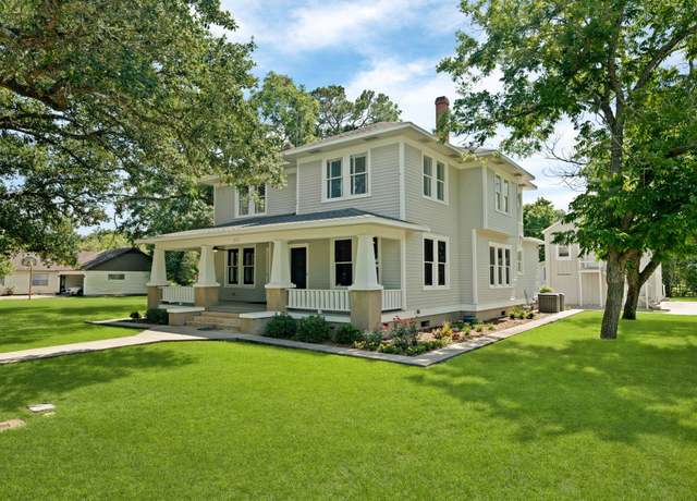 Property at 603 Hardeman St, Sealy, TX 77474, 5 beds, 3 baths