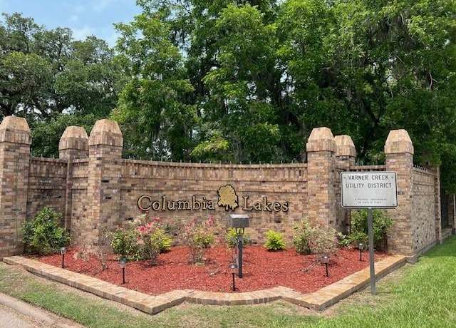 Property at 209 Montclaire Dr Dr, West Columbia, TX 77486, 3 beds, 2 baths