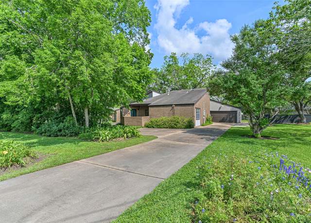 Property at 1203 W Edgewood Dr, Friendswood, TX 77546, 3 beds, 3 baths