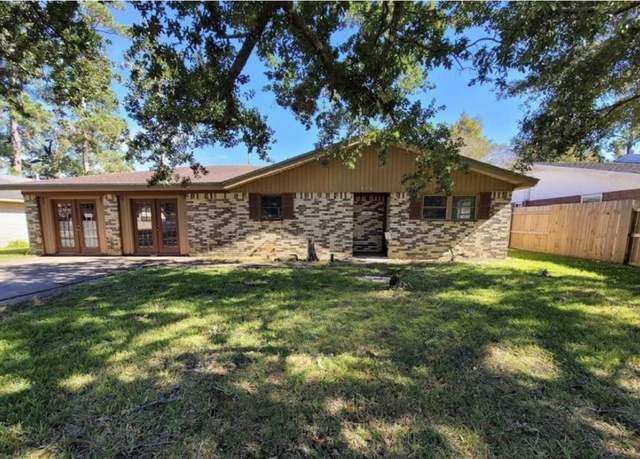 Property at 890 Travis St, Vidor, TX 77662, 3 beds, 1.5 baths