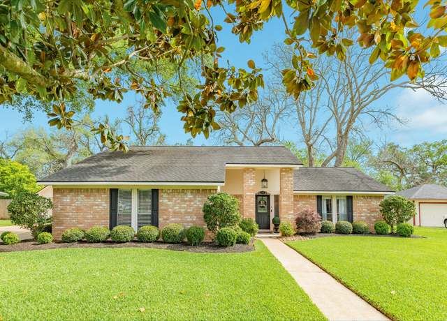 Property at 114 Huckleberry Dr, Lake Jackson, TX 77566, 3 beds, 2 baths