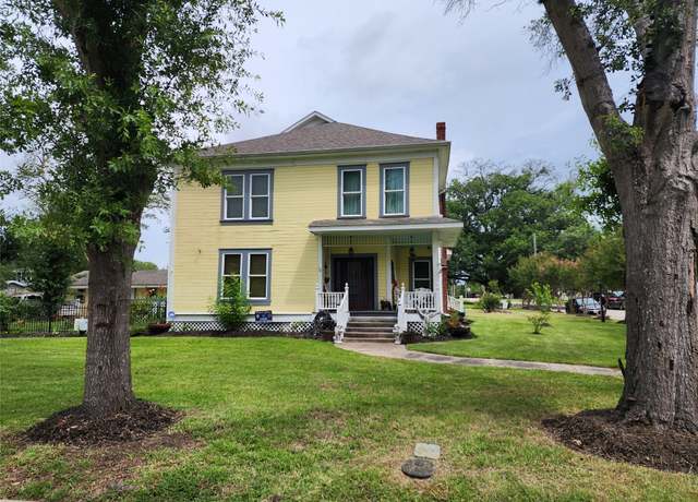 Property at 1017 Water St, Navasota, TX 77868, 3 beds, 3 baths