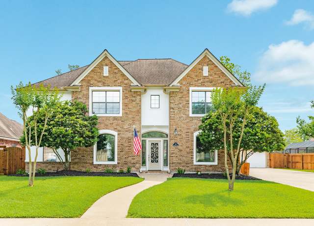 Property at 114 Arrowhead Dr, Lake Jackson, TX 77566, 5 beds, 3.5 baths