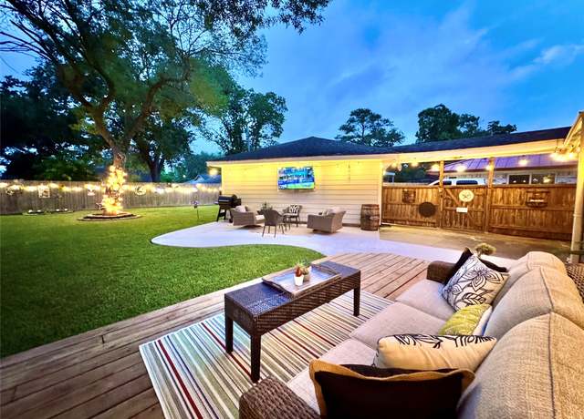 Property at 162 Highland Terrace Dr, League City, TX 77573, 3 beds, 2 baths