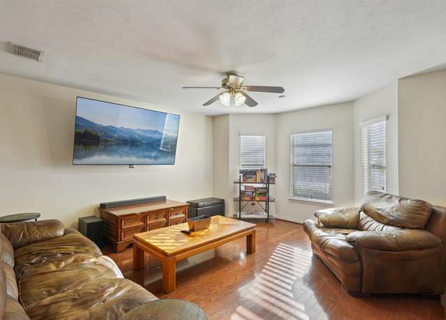 Property at 1719 Redwing Pines Dr, Houston, TX 77009, 2 beds, 2.5 baths
