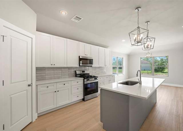 Property at 2835 14th St, Hempstead, TX 77445, 3 beds, 2.5 baths
