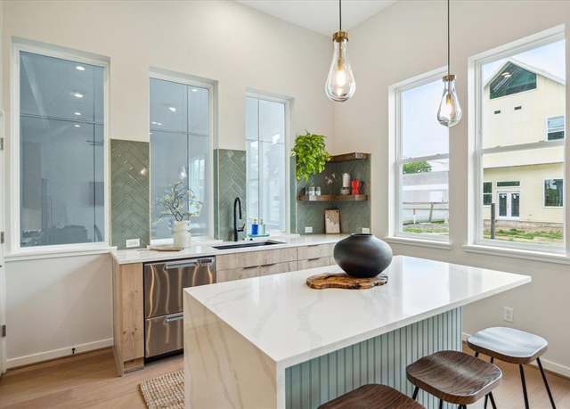 Property at 3909 Yale Heights Dr, Houston, TX 77018, 3 beds, 2.5 baths