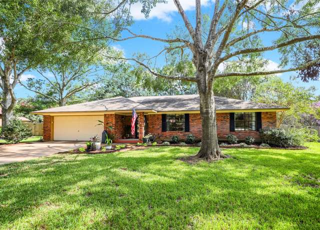 Property at 2609 Daisy Dr, Brenham, TX 77833, 3 beds, 2 baths