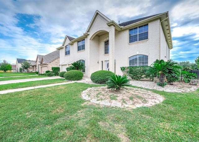 Property at 2916 Eagle Lake Dr, Pearland, TX 77581, 5 beds, 3.5 baths