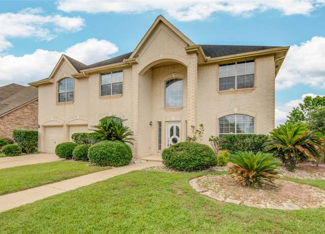 Property at 2916 Eagle Lake Dr, Pearland, TX 77581, 5 beds, 3.5 baths