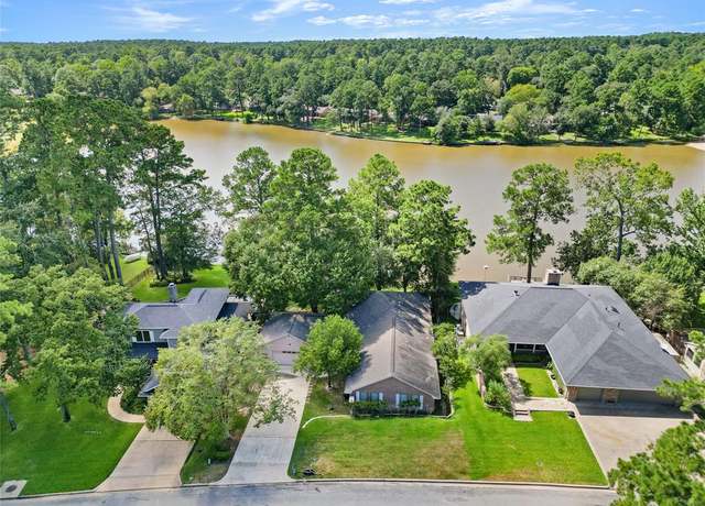 Property at 1925 E Lake Dr, Huntsville, TX 77340, 3 beds, 3 baths