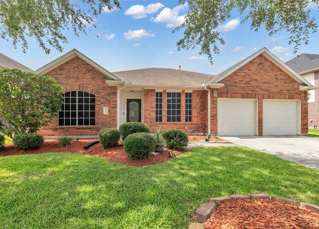 Property at 1753 Silver Bend Dr, Dickinson, TX 77539, 4 beds, 3 baths