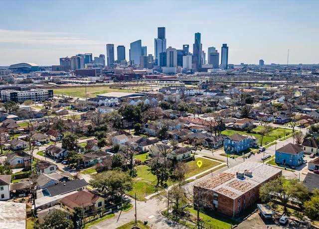 Property at 1724 Common St, Houston, TX 77009