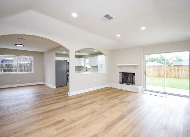 Property at 10218 Towneview Dr, Sugar Land, TX 77498, 4 beds, 2 baths