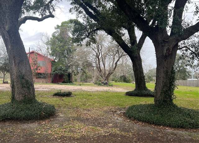 Property at 3018 Mcarthur Dr, La Marque, TX 77568, 2 beds, 3 baths