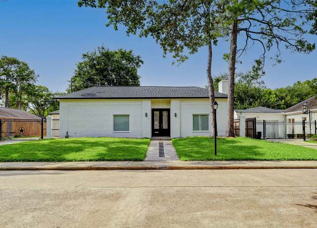 Property at 10118 Briar Rose Dr, Houston, TX 77042, 4 beds, 2.5 baths