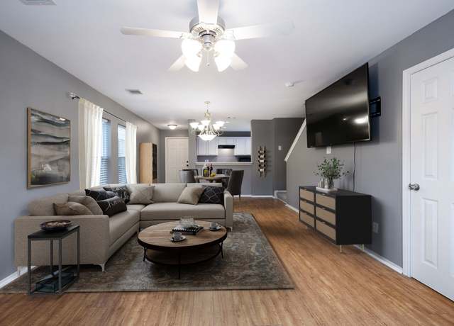 Property at 7007 Woodridge Square Dr, Houston, TX 77087, 3 beds, 2.5 baths