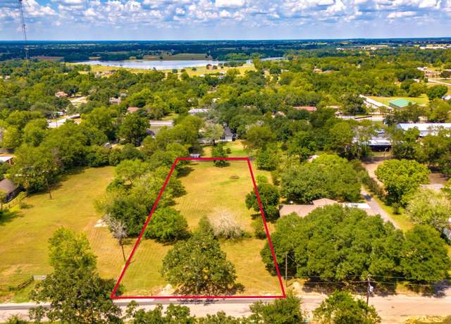 Property at 1521 E Morris St, Madisonville, TX 77864