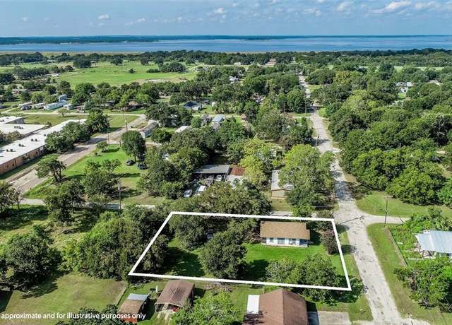 Property at 319 3rd St, Somerville, TX 77879, 2 beds, 1 bath