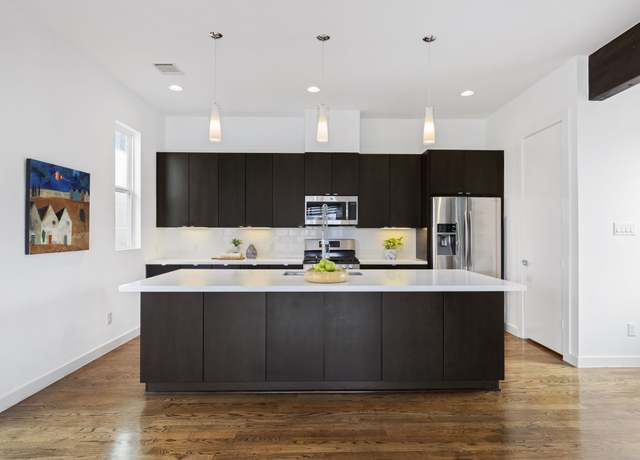 Property at 910 W 19th St Unit A, Houston, TX 77008, 3 beds, 3.5 baths