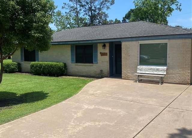 Property at 214 Avenue C, Brazoria, TX 77422, 3 beds, 2 baths