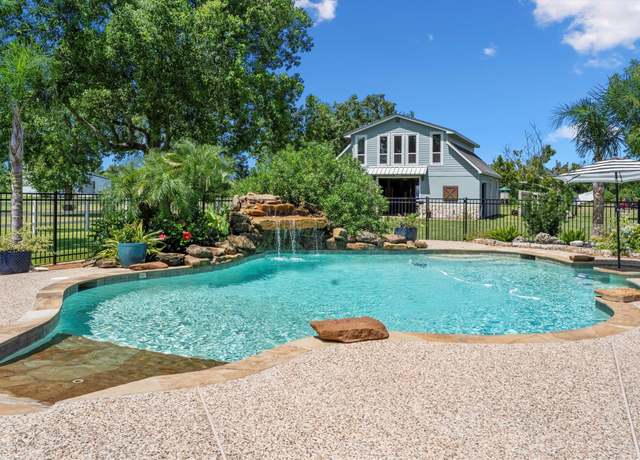 Property at 5426 Starboard Ln, Dickinson, TX 77539, 5 beds, 3 baths