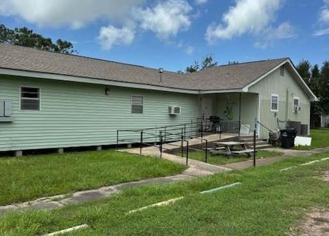 Property at 200 Commerce St, Palacios, TX 77465, 4 beds, 1.5 baths