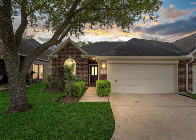 Property at 1525 Sunmeadow Blvd, Friendswood, TX 77546, 3 beds, 2 baths