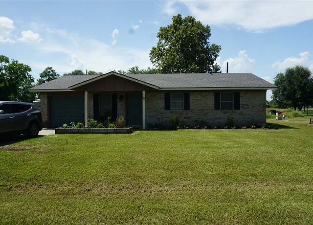Property at 8 Albert Ave, Victoria, TX 77905, 3 beds, 1.5 baths