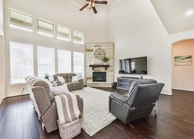 Property at 902 Longleaf Ct, Friendswood, TX 77546, 5 beds, 4.5 baths